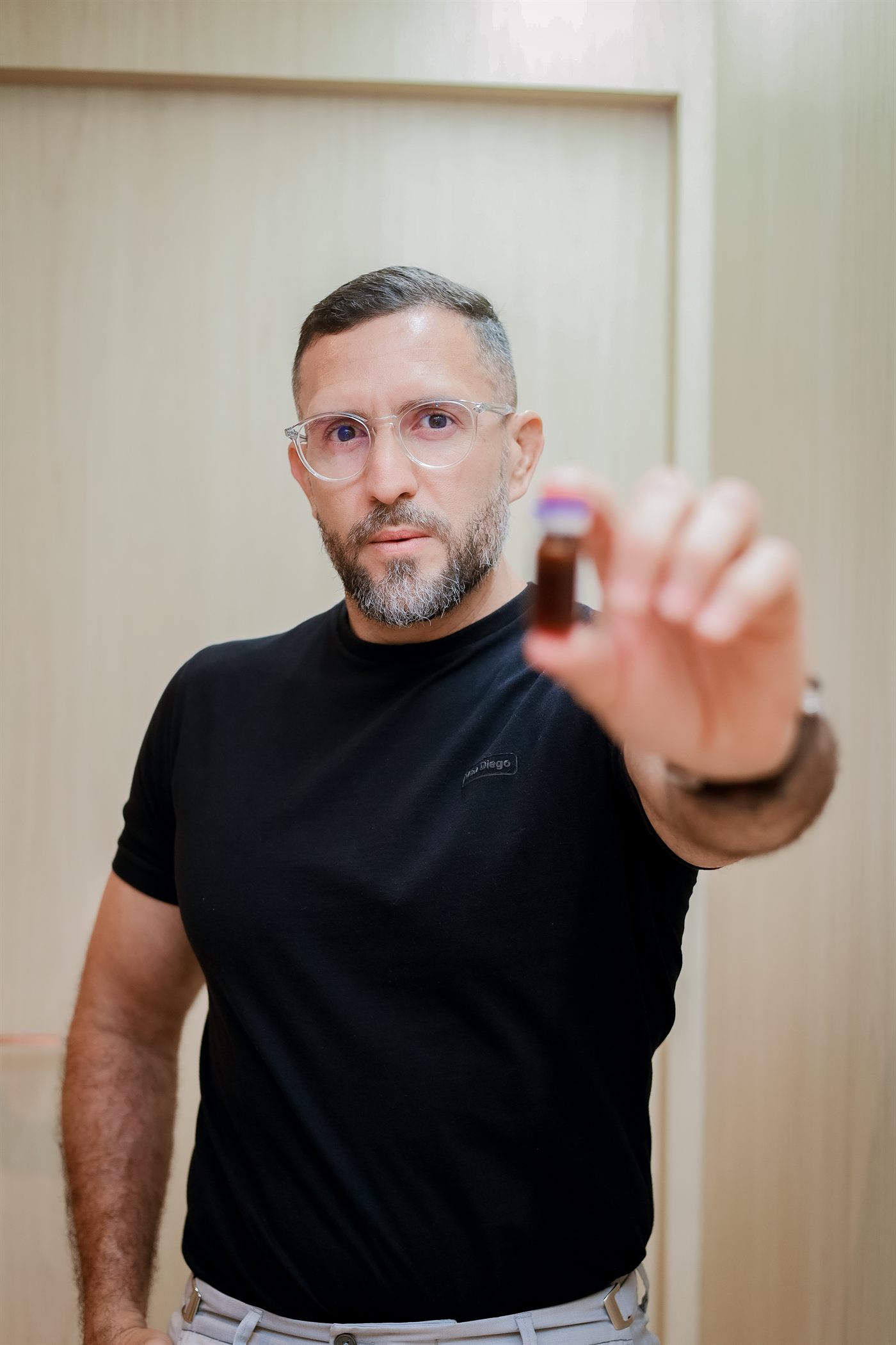 Dr. Rafael Luna avaliando medicação